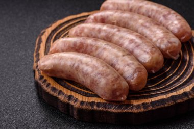 Et ya da domuz etinden yapılmış çiğ et sosisi, barbekü ya da ızgara için taze et. Tasarımınız için arkaplan olarak çiğ sosisler