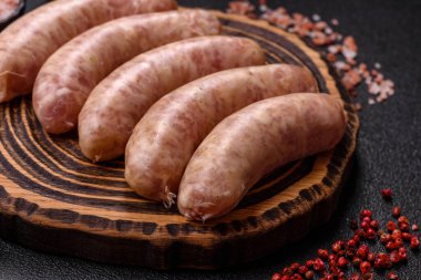 Et ya da domuz etinden yapılmış çiğ et sosisi, barbekü ya da ızgara için taze et. Tasarımınız için arkaplan olarak çiğ sosisler