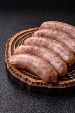 Et ya da domuz etinden yapılmış çiğ et sosisi, barbekü ya da ızgara için taze et. Tasarımınız için arkaplan olarak çiğ sosisler
