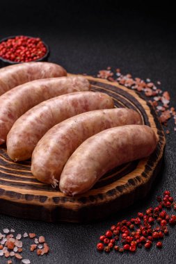 Et ya da domuz etinden yapılmış çiğ et sosisi, barbekü ya da ızgara için taze et. Tasarımınız için arkaplan olarak çiğ sosisler