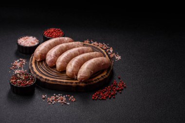 Et ya da domuz etinden yapılmış çiğ et sosisi, barbekü ya da ızgara için taze et. Tasarımınız için arkaplan olarak çiğ sosisler