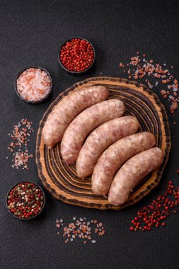 Et ya da domuz etinden yapılmış çiğ et sosisi, barbekü ya da ızgara için taze et. Tasarımınız için arkaplan olarak çiğ sosisler