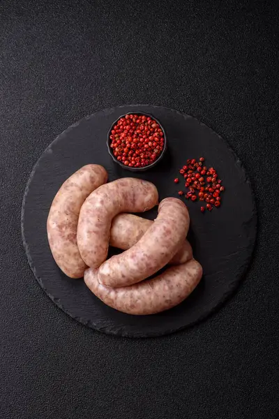 Et ya da domuz etinden yapılmış çiğ et sosisi, barbekü ya da ızgara için taze et. Tasarımınız için arkaplan olarak çiğ sosisler