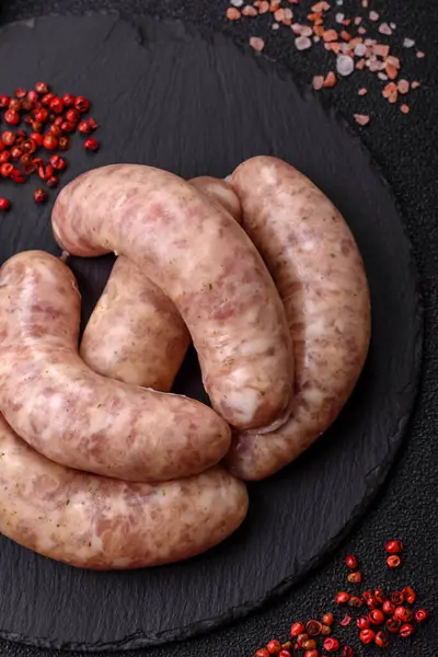 Et ya da domuz etinden yapılmış çiğ et sosisi, barbekü ya da ızgara için taze et. Tasarımınız için arkaplan olarak çiğ sosisler