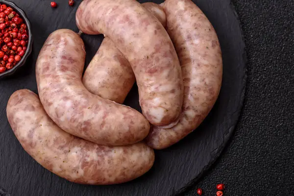 Et ya da domuz etinden yapılmış çiğ et sosisi, barbekü ya da ızgara için taze et. Tasarımınız için arkaplan olarak çiğ sosisler