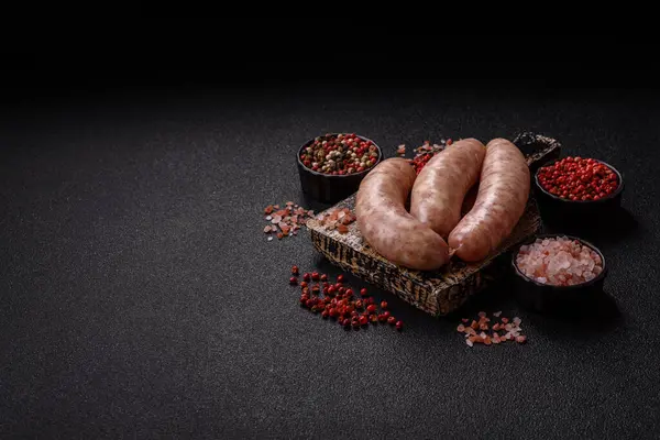 Et ya da domuz etinden yapılmış çiğ et sosisi, barbekü ya da ızgara için taze et. Tasarımınız için arkaplan olarak çiğ sosisler
