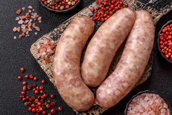 Et ya da domuz etinden yapılmış çiğ et sosisi, barbekü ya da ızgara için taze et. Tasarımınız için arkaplan olarak çiğ sosisler