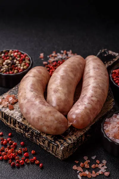 Et ya da domuz etinden yapılmış çiğ et sosisi, barbekü ya da ızgara için taze et. Tasarımınız için arkaplan olarak çiğ sosisler