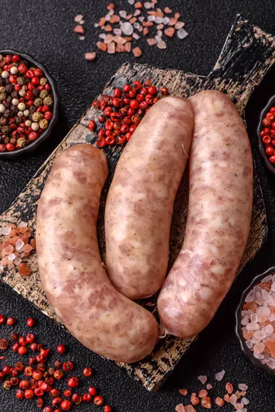 Et ya da domuz etinden yapılmış çiğ et sosisi, barbekü ya da ızgara için taze et. Tasarımınız için arkaplan olarak çiğ sosisler