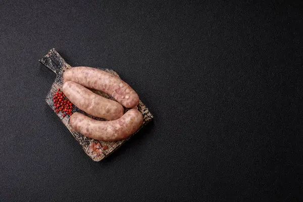 Et ya da domuz etinden yapılmış çiğ et sosisi, barbekü ya da ızgara için taze et. Tasarımınız için arkaplan olarak çiğ sosisler
