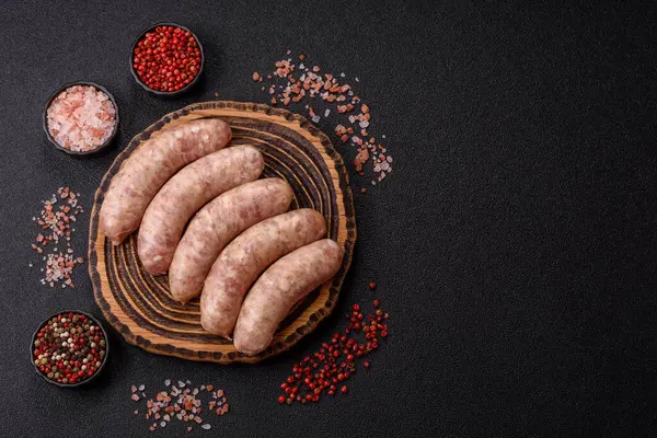 Et ya da domuz etinden yapılmış çiğ et sosisi, barbekü ya da ızgara için taze et. Tasarımınız için arkaplan olarak çiğ sosisler