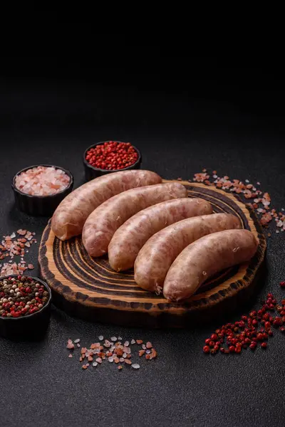 Et ya da domuz etinden yapılmış çiğ et sosisi, barbekü ya da ızgara için taze et. Tasarımınız için arkaplan olarak çiğ sosisler