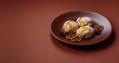 Buruşuk bisküviler limon veya muz, sağlıklı vejetaryen yemeği. Seramik tabakta limonlu bisküvi.