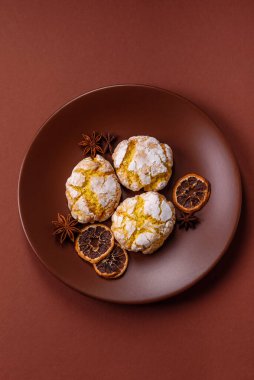 Buruşuk bisküviler limon veya muz, sağlıklı vejetaryen yemeği. Seramik tabakta limonlu bisküvi.