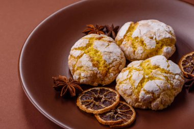 Buruşuk bisküviler limon veya muz, sağlıklı vejetaryen yemeği. Seramik tabakta limonlu bisküvi.