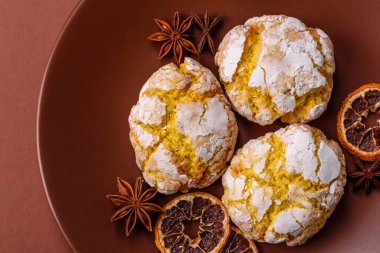 Buruşuk bisküviler limon veya muz, sağlıklı vejetaryen yemeği. Seramik tabakta limonlu bisküvi.