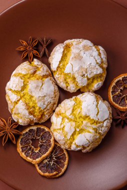 Buruşuk bisküviler limon veya muz, sağlıklı vejetaryen yemeği. Seramik tabakta limonlu bisküvi.