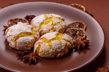 Buruşuk bisküviler limon veya muz, sağlıklı vejetaryen yemeği. Seramik tabakta limonlu bisküvi.