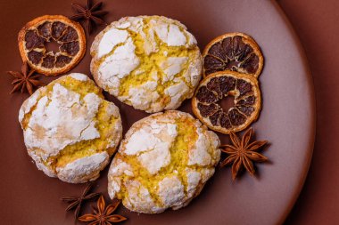 Buruşuk bisküviler limon veya muz, sağlıklı vejetaryen yemeği. Seramik tabakta limonlu bisküvi.