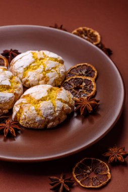 Buruşuk bisküviler limon veya muz, sağlıklı vejetaryen yemeği. Seramik tabakta limonlu bisküvi.