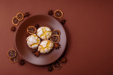 Buruşuk bisküviler limon veya muz, sağlıklı vejetaryen yemeği. Seramik tabakta limonlu bisküvi.