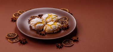 Buruşuk bisküviler limon veya muz, sağlıklı vejetaryen yemeği. Seramik tabakta limonlu bisküvi.