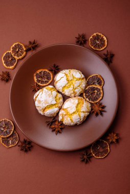 Buruşuk bisküviler limon veya muz, sağlıklı vejetaryen yemeği. Seramik tabakta limonlu bisküvi.
