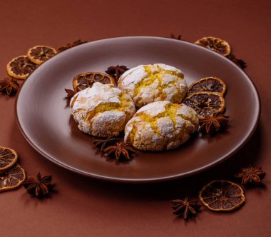 Buruşuk bisküviler limon veya muz, sağlıklı vejetaryen yemeği. Seramik tabakta limonlu bisküvi.