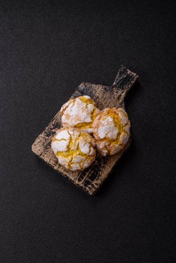 Buruşuk bisküviler limon veya muz, sağlıklı vejetaryen yemeği. Seramik tabakta limonlu bisküvi.