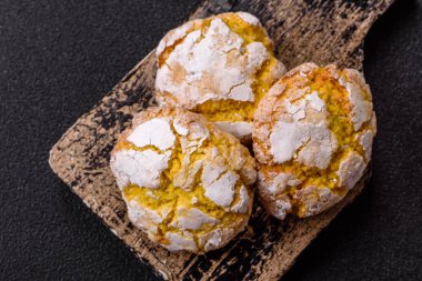 Buruşuk bisküviler limon veya muz, sağlıklı vejetaryen yemeği. Seramik tabakta limonlu bisküvi.