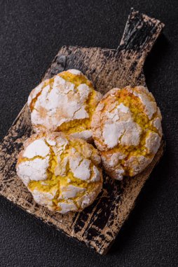 Buruşuk bisküviler limon veya muz, sağlıklı vejetaryen yemeği. Seramik tabakta limonlu bisküvi.