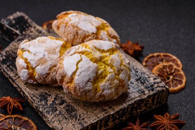 Buruşuk bisküviler limon veya muz, sağlıklı vejetaryen yemeği. Seramik tabakta limonlu bisküvi.