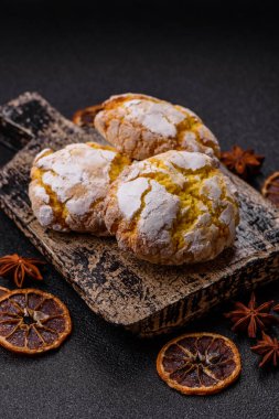 Buruşuk bisküviler limon veya muz, sağlıklı vejetaryen yemeği. Seramik tabakta limonlu bisküvi.