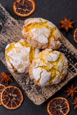 Buruşuk bisküviler limon veya muz, sağlıklı vejetaryen yemeği. Seramik tabakta limonlu bisküvi.