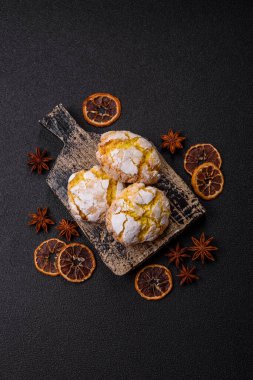 Buruşuk bisküviler limon veya muz, sağlıklı vejetaryen yemeği. Seramik tabakta limonlu bisküvi.