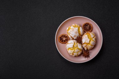 Buruşuk bisküviler limon veya muz, sağlıklı vejetaryen yemeği. Seramik tabakta limonlu bisküvi.