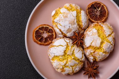 Buruşuk bisküviler limon veya muz, sağlıklı vejetaryen yemeği. Seramik tabakta limonlu bisküvi.
