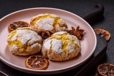 Buruşuk bisküviler limon veya muz, sağlıklı vejetaryen yemeği. Seramik tabakta limonlu bisküvi.