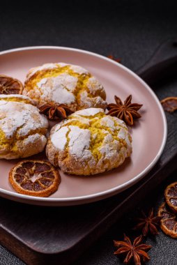 Buruşuk bisküviler limon veya muz, sağlıklı vejetaryen yemeği. Seramik tabakta limonlu bisküvi.