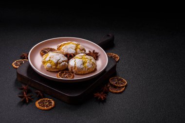 Buruşuk bisküviler limon veya muz, sağlıklı vejetaryen yemeği. Seramik tabakta limonlu bisküvi.