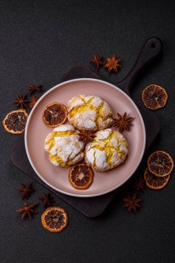 Buruşuk bisküviler limon veya muz, sağlıklı vejetaryen yemeği. Seramik tabakta limonlu bisküvi.