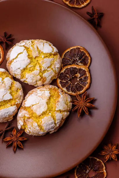 Buruşuk bisküviler limon veya muz, sağlıklı vejetaryen yemeği. Seramik tabakta limonlu bisküvi.