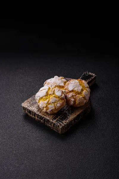 Buruşuk bisküviler limon veya muz, sağlıklı vejetaryen yemeği. Seramik tabakta limonlu bisküvi.