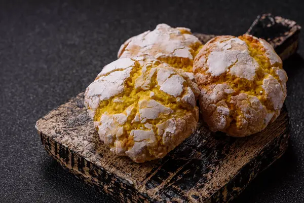 Buruşuk bisküviler limon veya muz, sağlıklı vejetaryen yemeği. Seramik tabakta limonlu bisküvi.