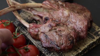 Kemikte ya da kuzu pirzolasında sulu et. Tuzlu, baharatlı ve otlu ızgara dana eti