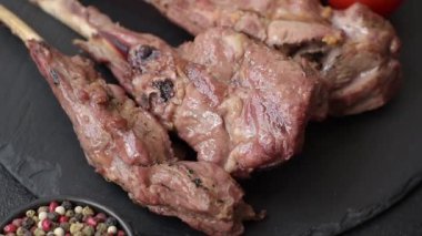 Kemikte ya da kuzu pirzolasında sulu et. Tuzlu, baharatlı ve otlu ızgara dana eti