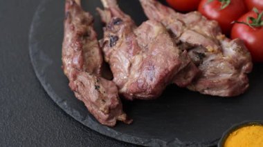 Kemikte ya da kuzu pirzolasında sulu et. Tuzlu, baharatlı ve otlu ızgara dana eti