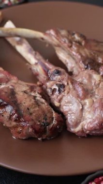 Et, ızgara dana eti, kaburga ya da biftek. Et yemeği, ızgara yemek.