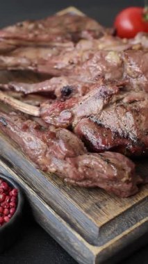 Kemikte ya da kuzu pirzolasında sulu et. Tuzlu, baharatlı ve otlu ızgara dana eti