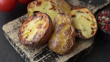 Yiyecek, patates, ikiye bölünmüş ya da ızgara. Fırında patates, tuz ve baharat.